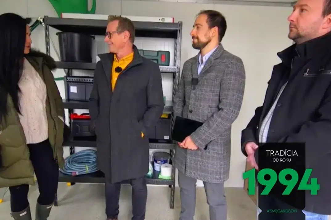 Zákaznička s Voštinářem a naším prodejním ředitelem v domečku