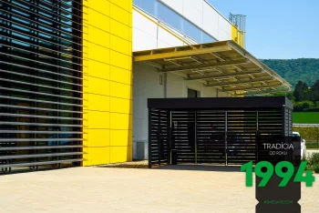 Pergola před žlutou budovou