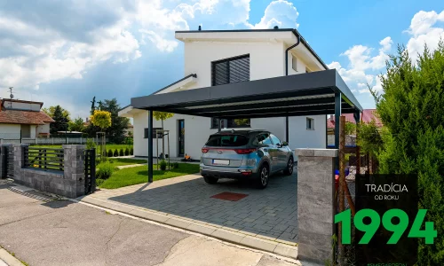 Auto pod přístřeškem za branou