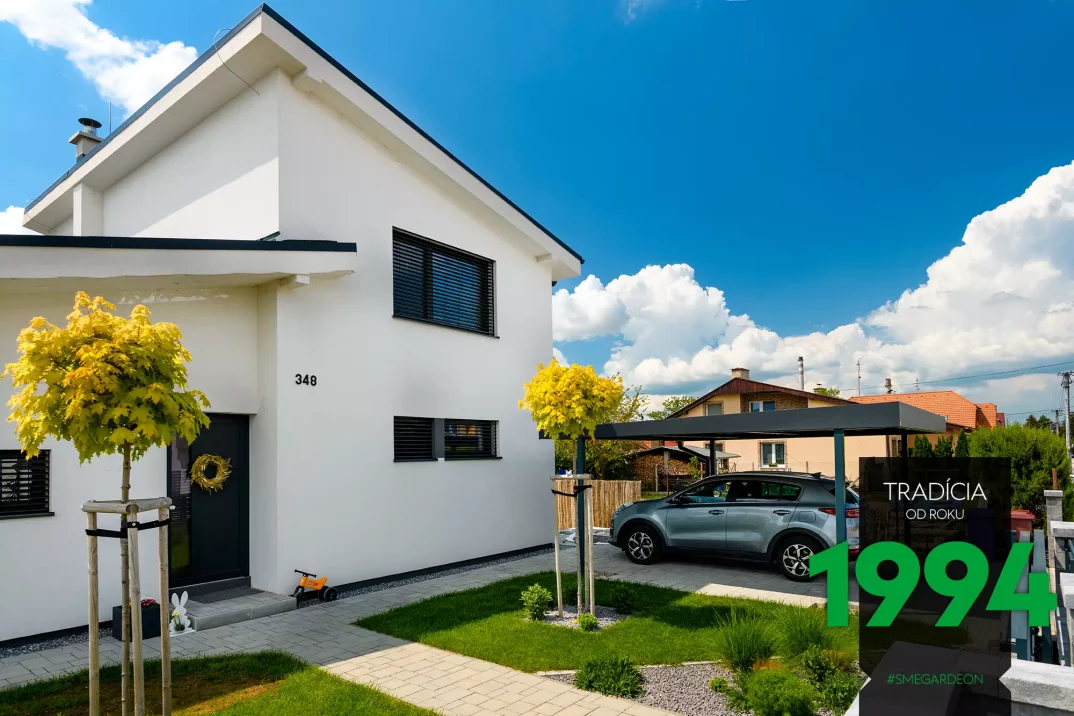 Auto zaparkované pod přístřeškem