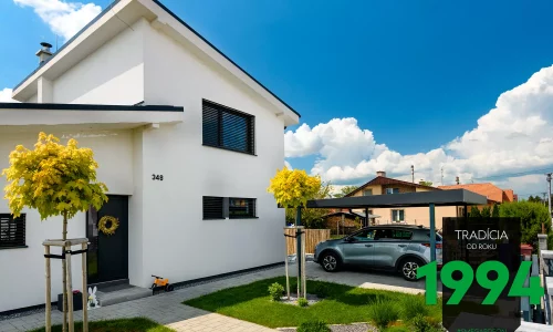 Auto zaparkované pod přístřeškem