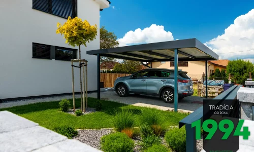 Šedé auto pod přístřeškem zboku