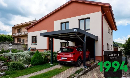 Červené auto pod přístřeškem
