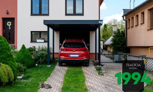 Červené auto pod přístřeškem pro jedno auto