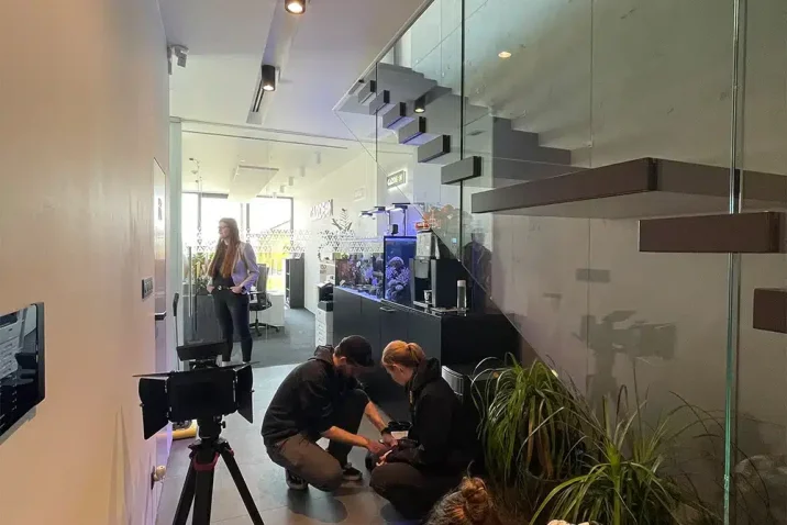 Štáb s kulisami v chodbičce