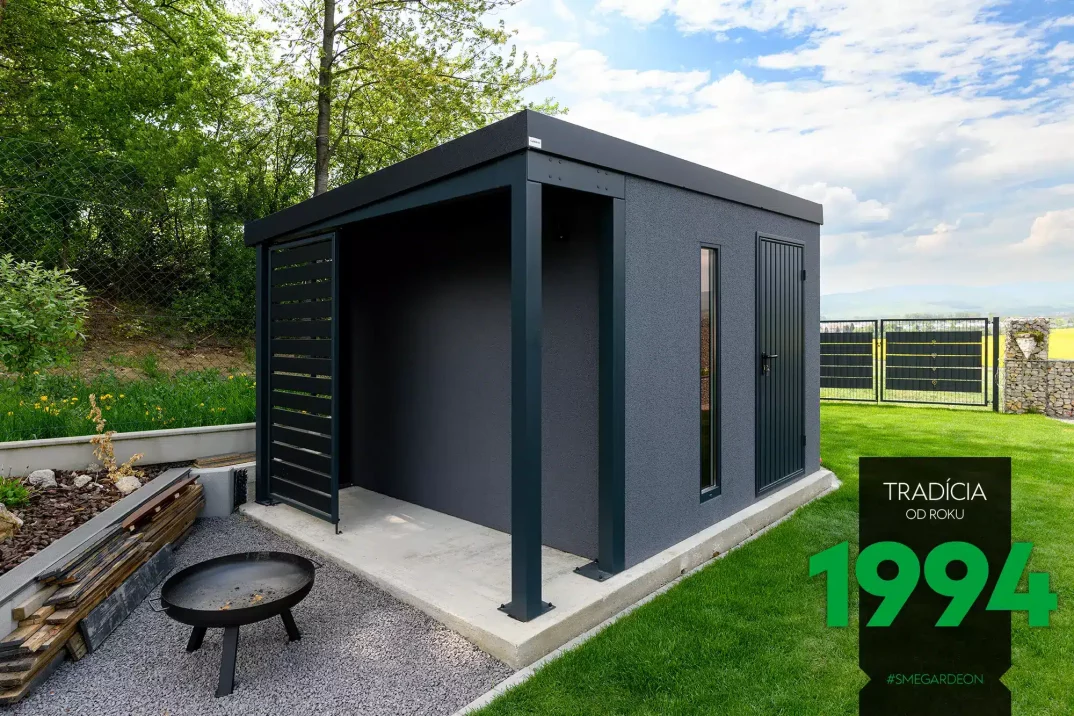 Tmavý zahradní domek