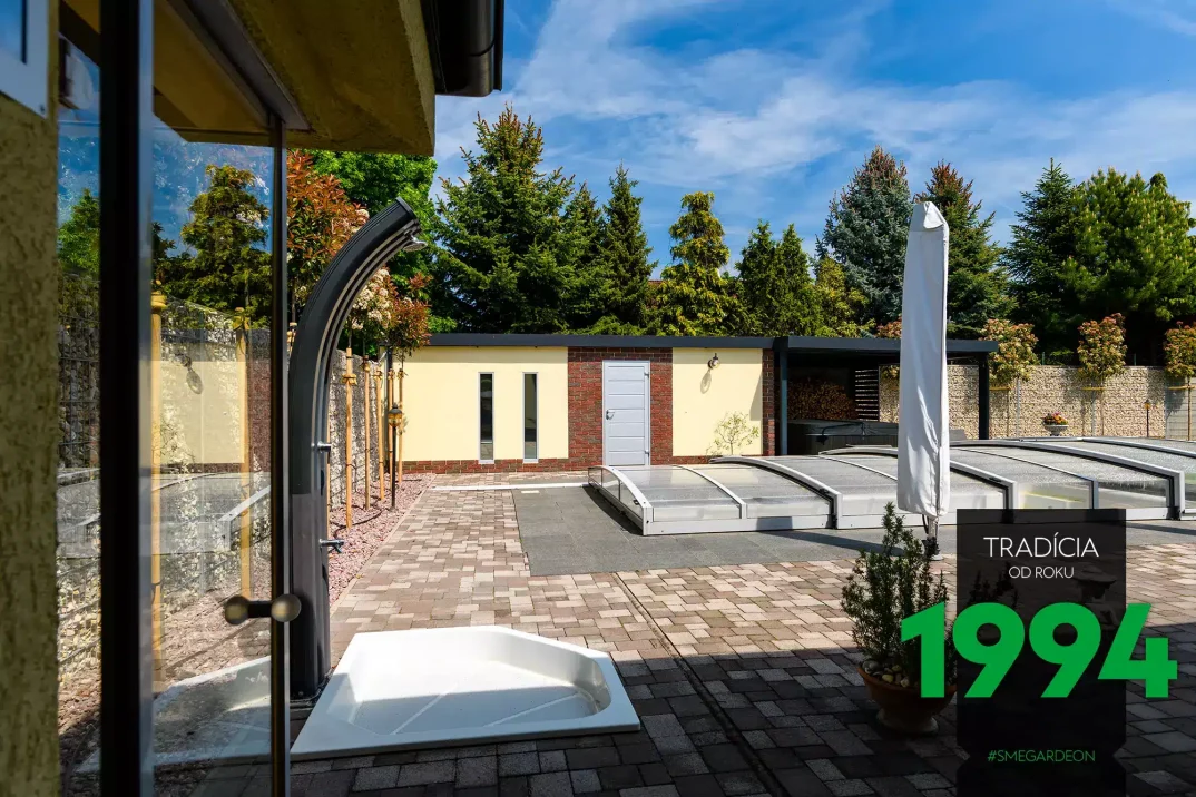 Atypický domeček ve žluté omítce