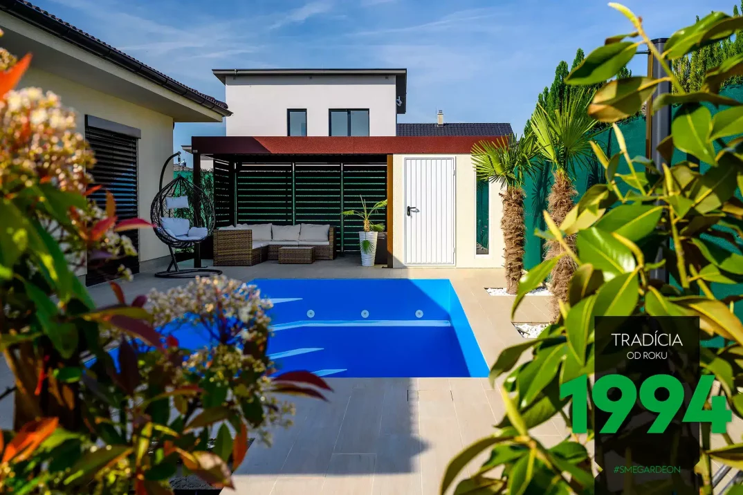 Bazén před domečkem s přístřeškem