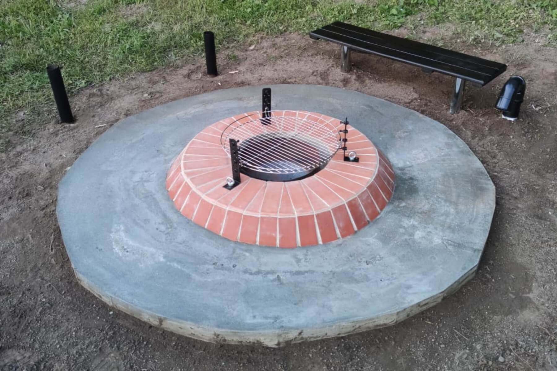 Zahradní lavička u ohniště.