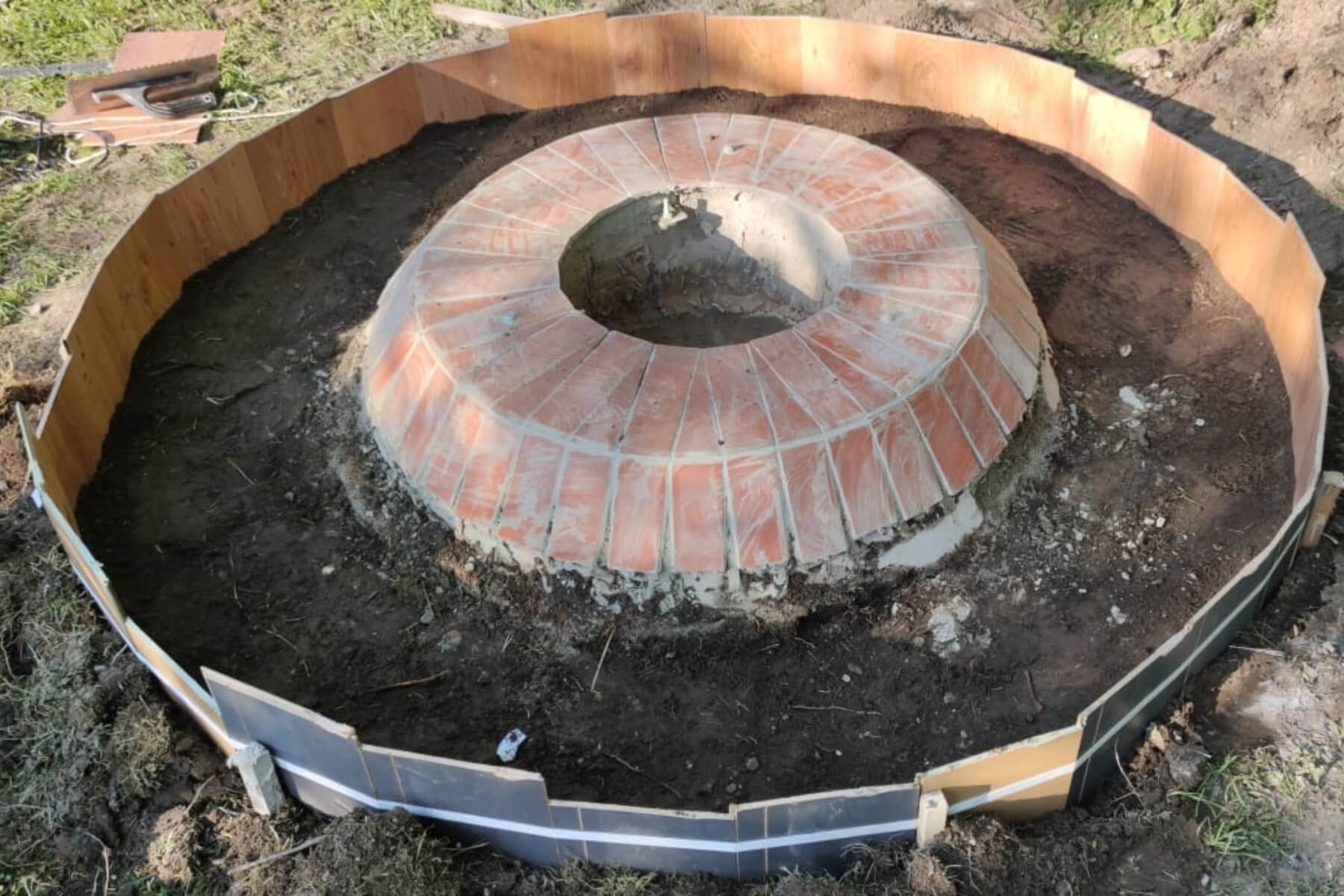 Okolí ohniště v zahradě.