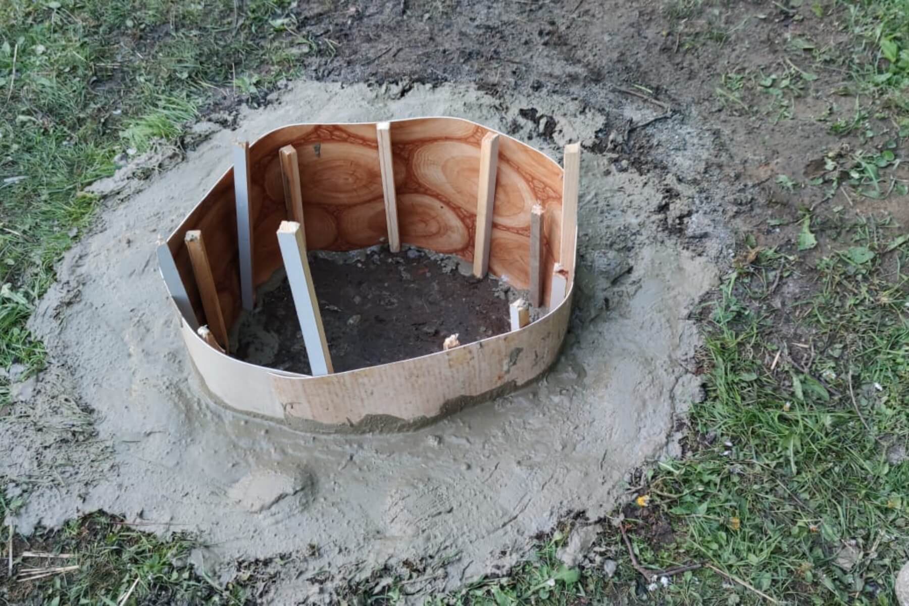 Zpevnění bočních stran ohniště.