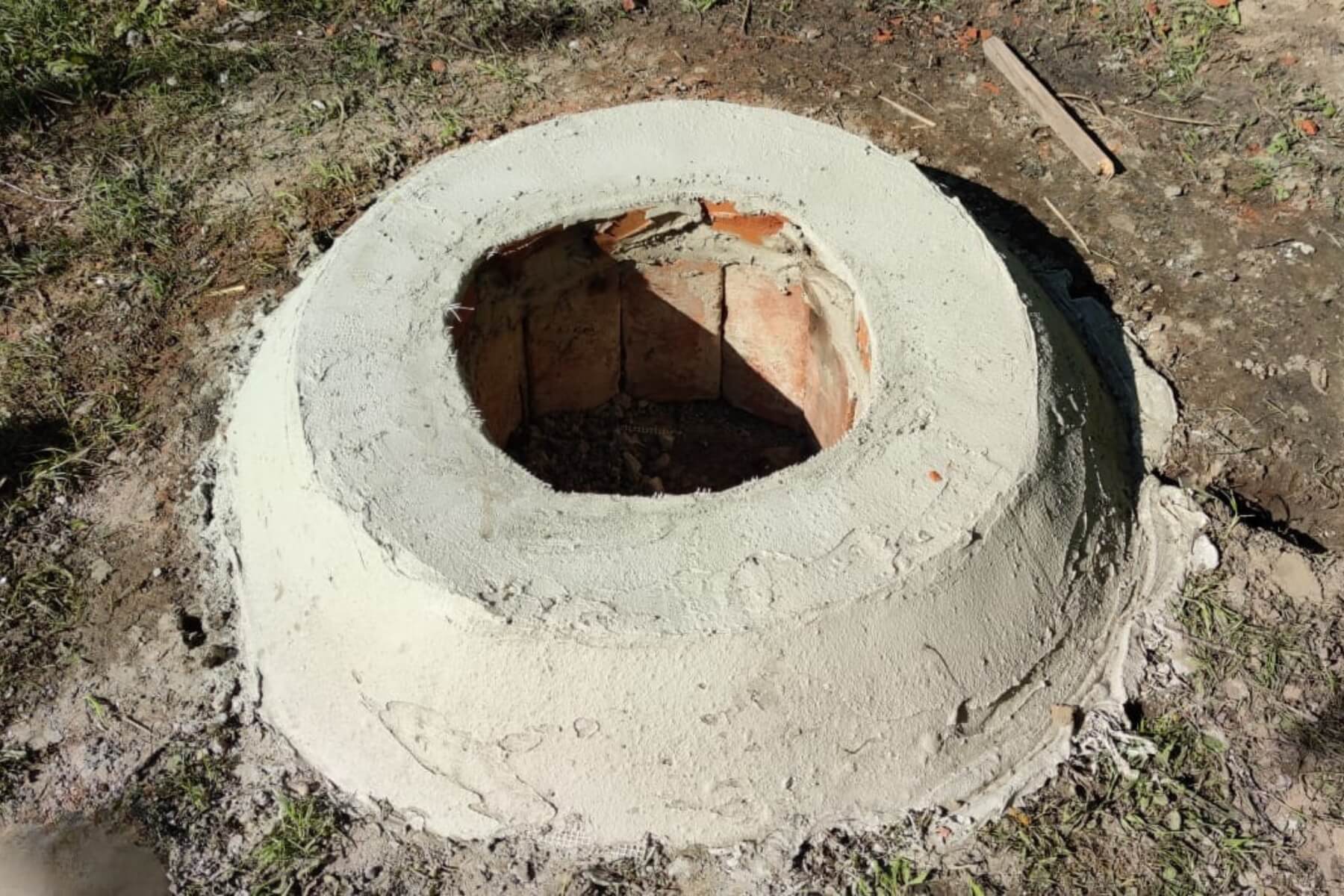 Vybetonované ohniště v zahradě.