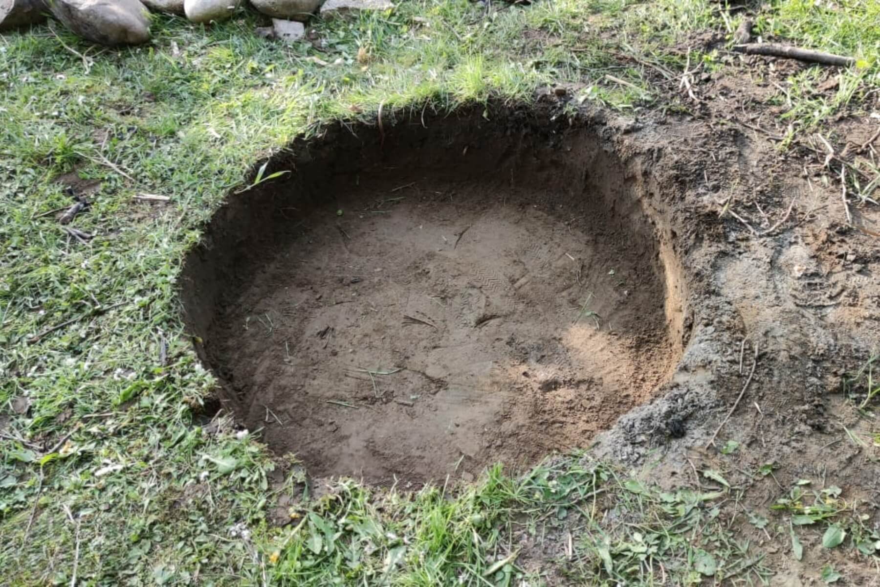 Vykopaná jáma na ohniště.