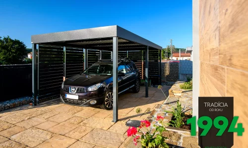 Auto pod přístřeškem při západě slunce