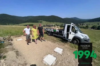 Montážníci se starostkou při dodávce