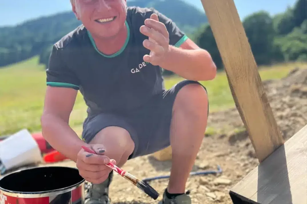 Montážník natírá lavičku