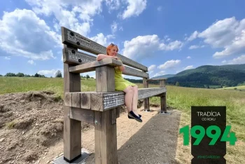 Starostka sedí na lavičce
