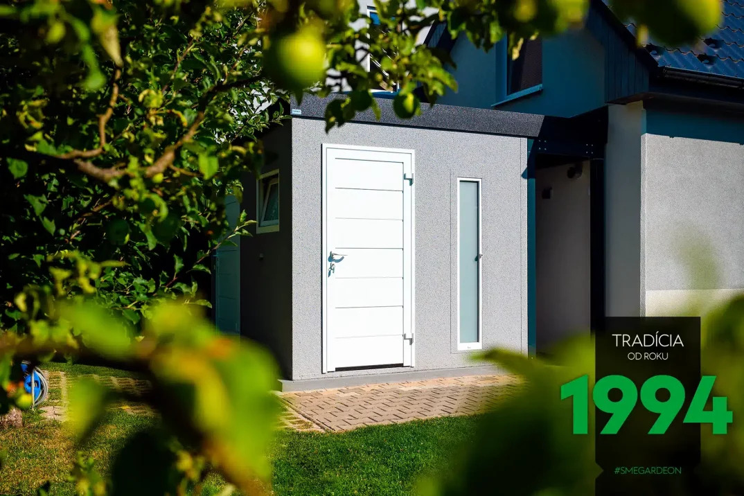 Šedý domeček s bílými doplňky