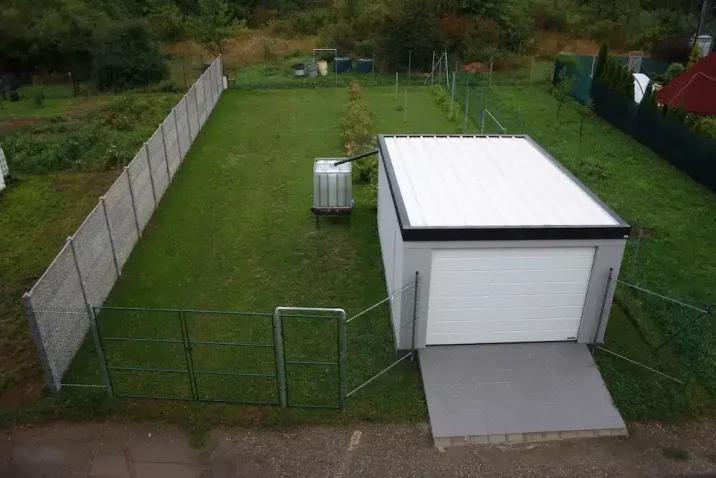 Garáž s bílou krytinou