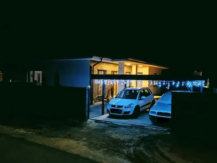 Auta pod přístřeškem v noci