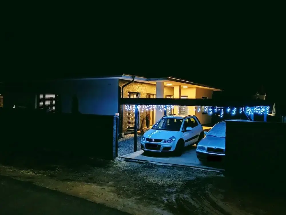 Auta pod přístřeškem v noci