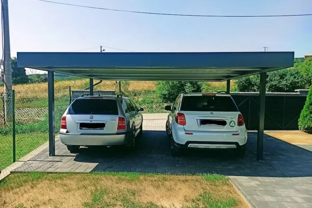 Auta pod přístřeškem