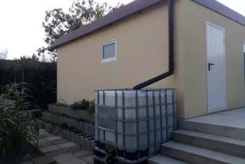 Garáž v žlté omítce