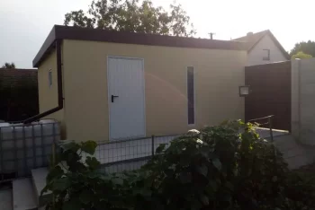 Garáž s dveřmi a světlíkem