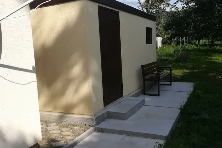 Lavička před domkem