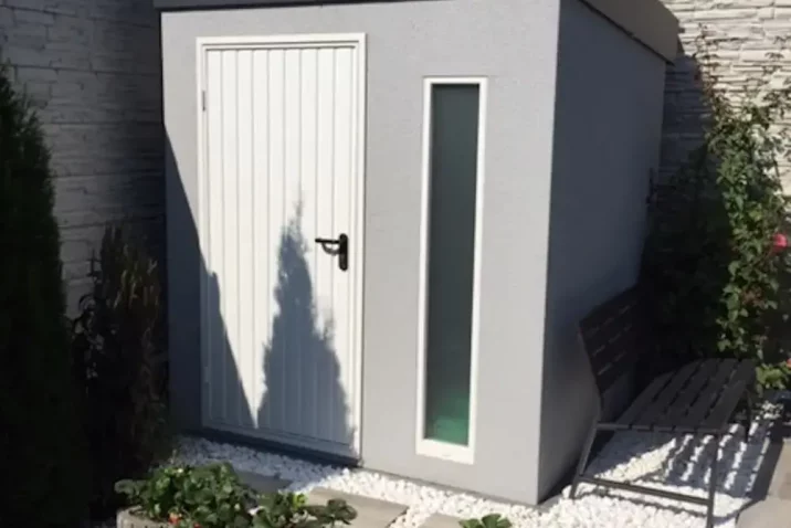 Domek v sivé omítce se světlíkem