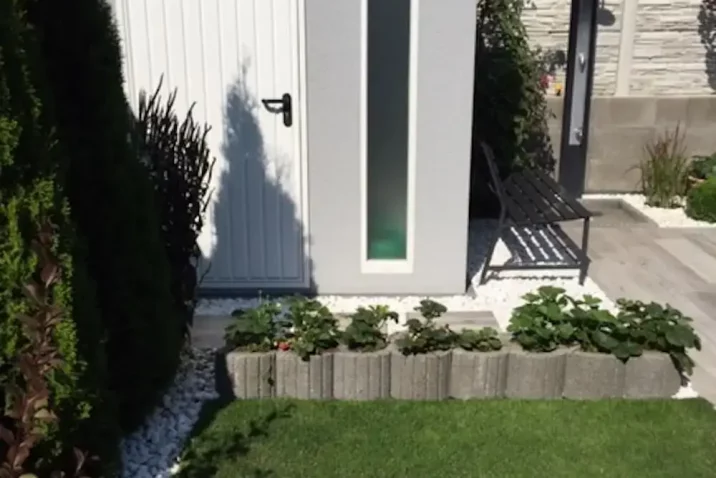 Domek v sivé omítce