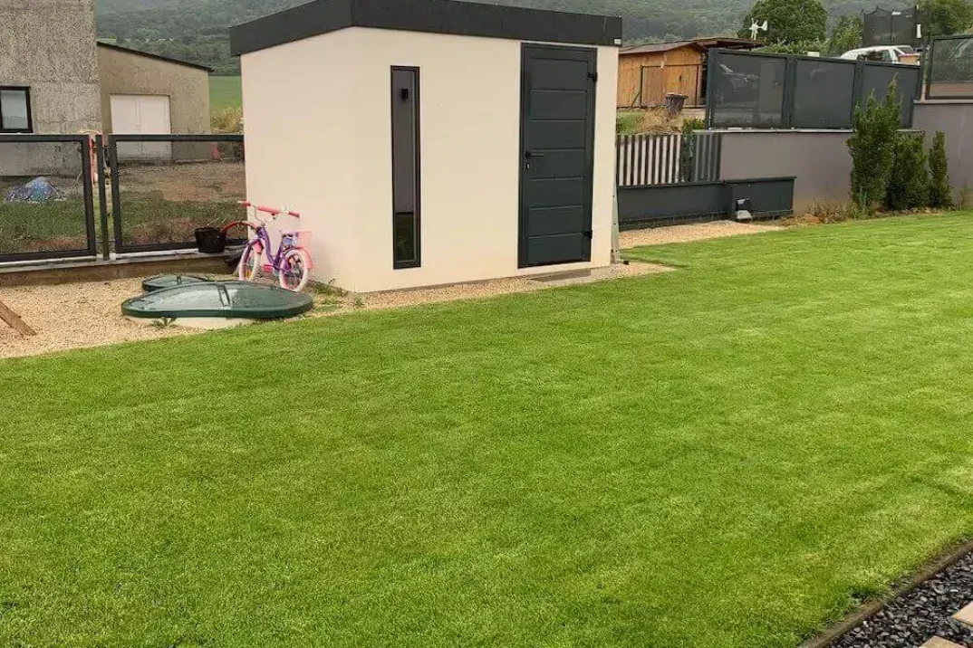 Bíly domek s tmavými dveřmi