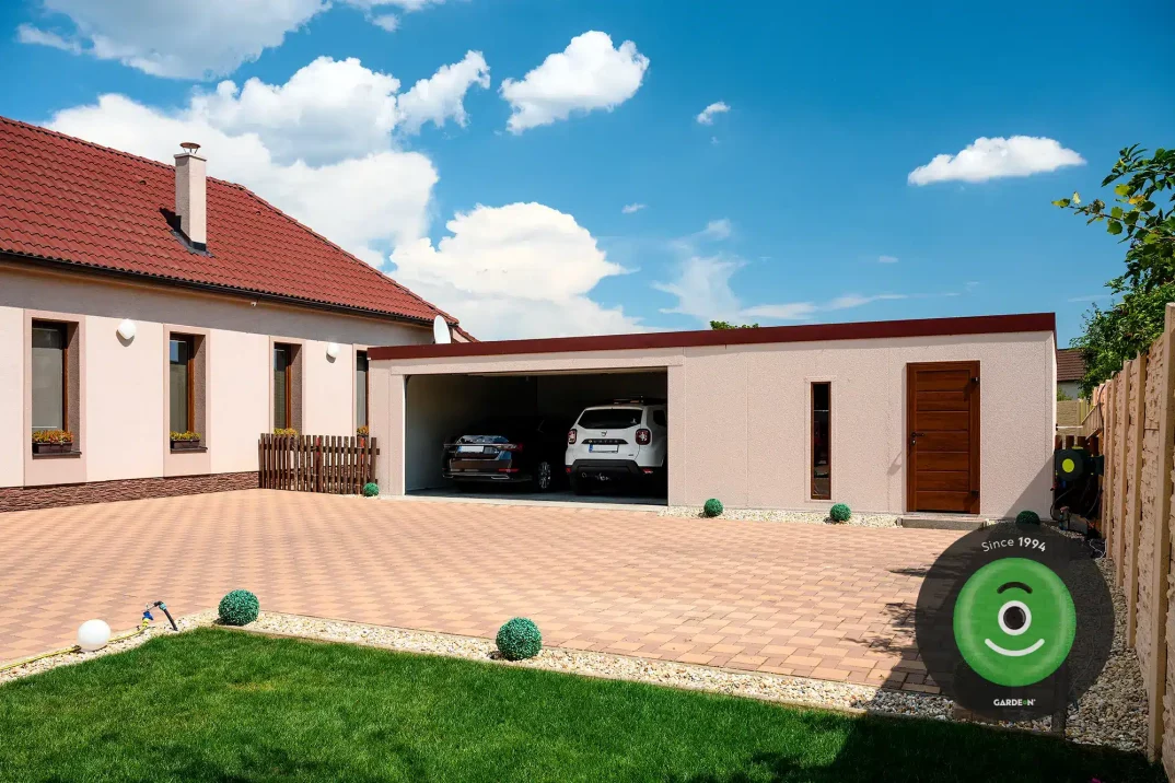 Auta v atypický garáži s omítkou