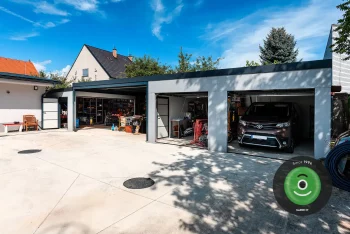 Auto v garáži záhardní domek a přístřešek