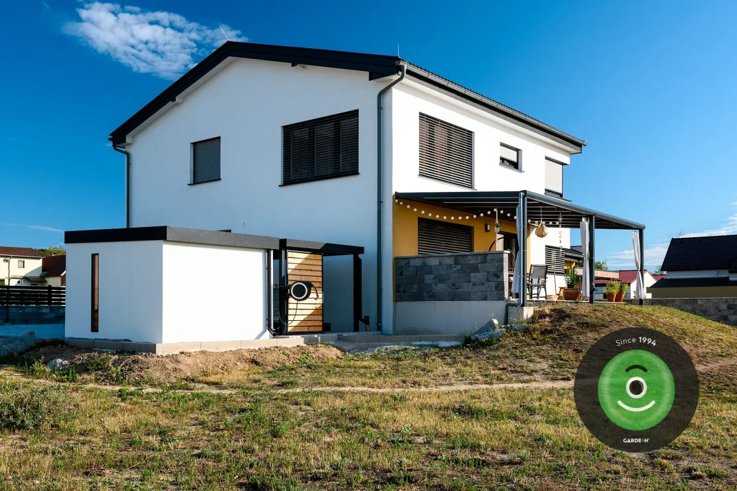 Domeček a přístřešek u domu