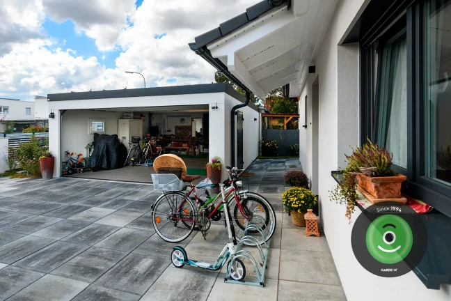 Interiér garáže odkládací prostory bicykle