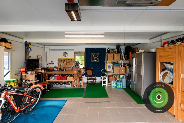 Interiér garáže odkládací prostory