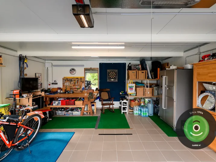 Interiér garáže odkládací prostory