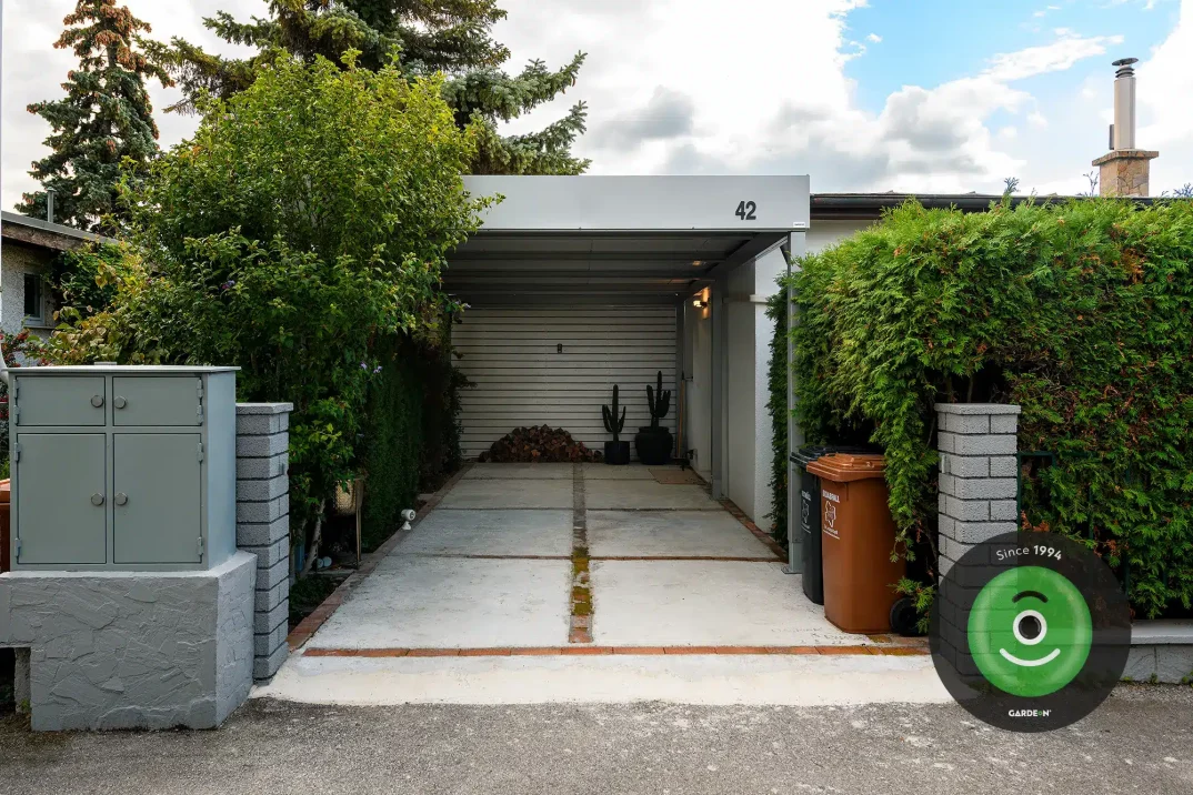 Přístřešek gardeon před garážou v Rakousku