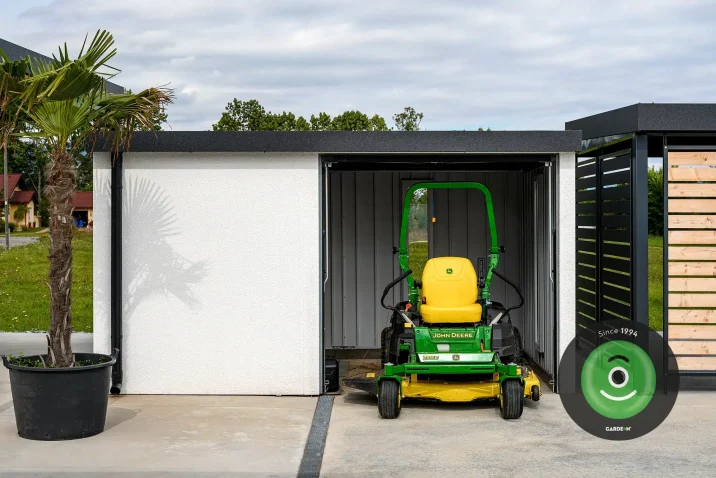 Kosačka v záhradním domku GARDEON