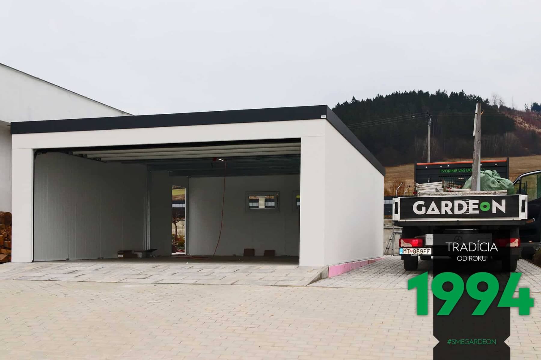 Otevřená dvojgaráž.