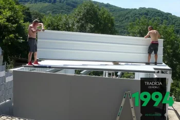 Montáž střechy na domčeku