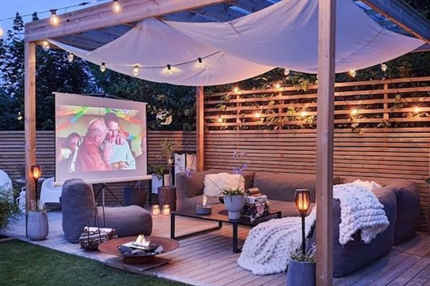 Letní kino pod přístřeškem.