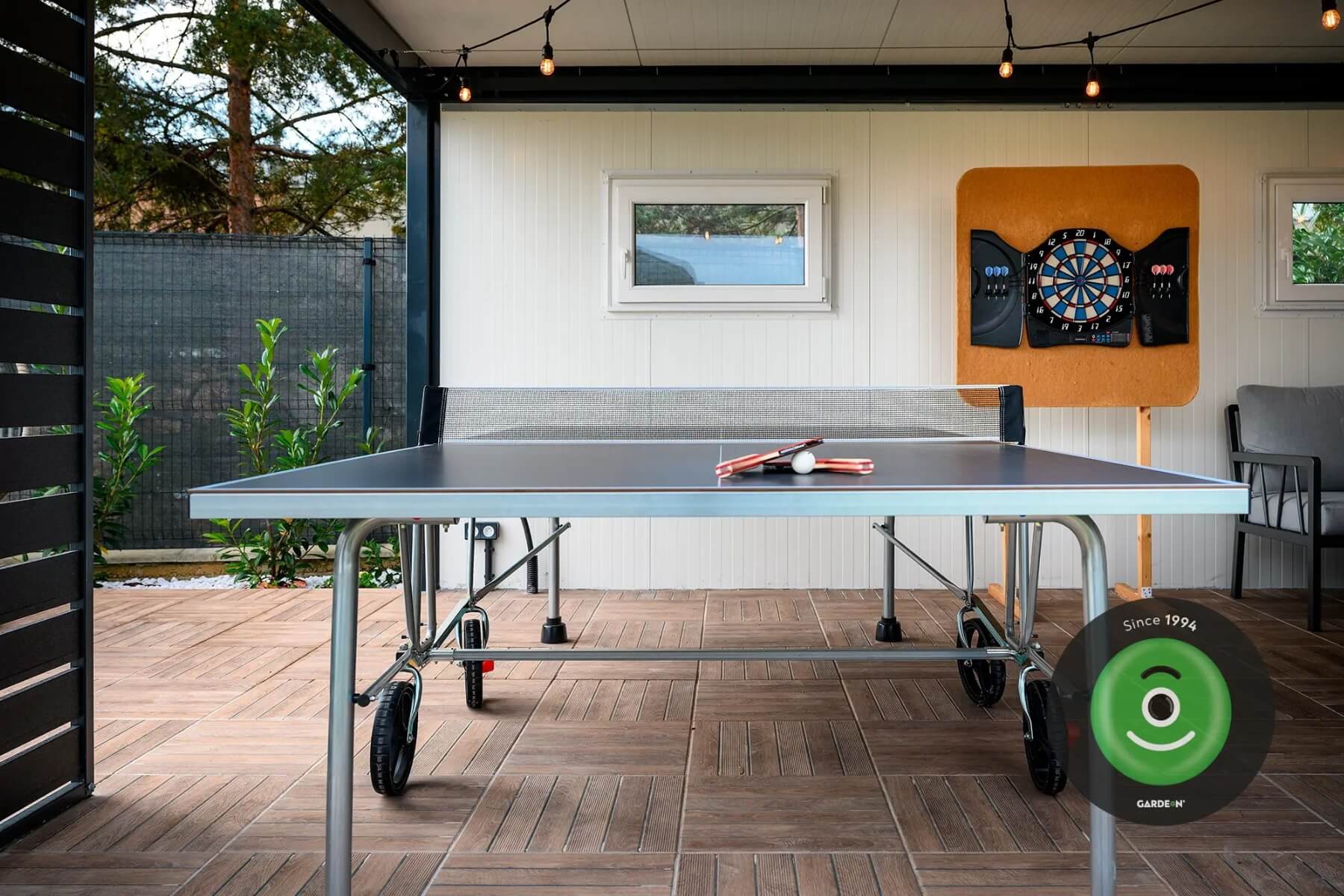 Stolní tenis pod přístřeškem.