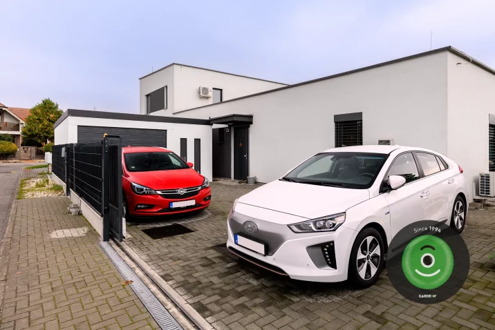 Montovaná garáž GARDEON se značkovými vraty Hörmann