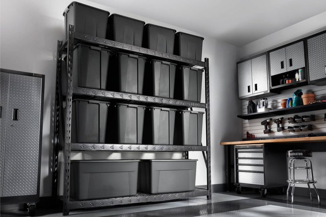 Vnitřek montované garáže s regály.