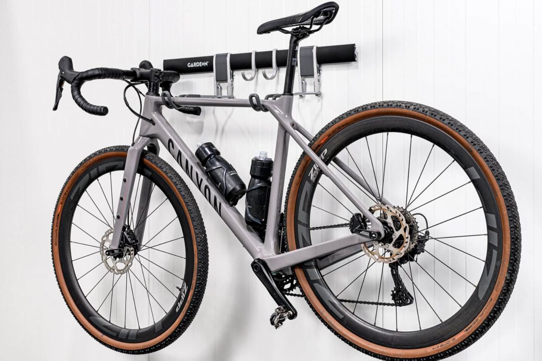 Závěsný systém s kolem na stěně garáže.