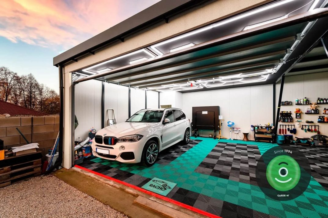 BMW v interiéru garáže GARDEON – ruční automyčka.