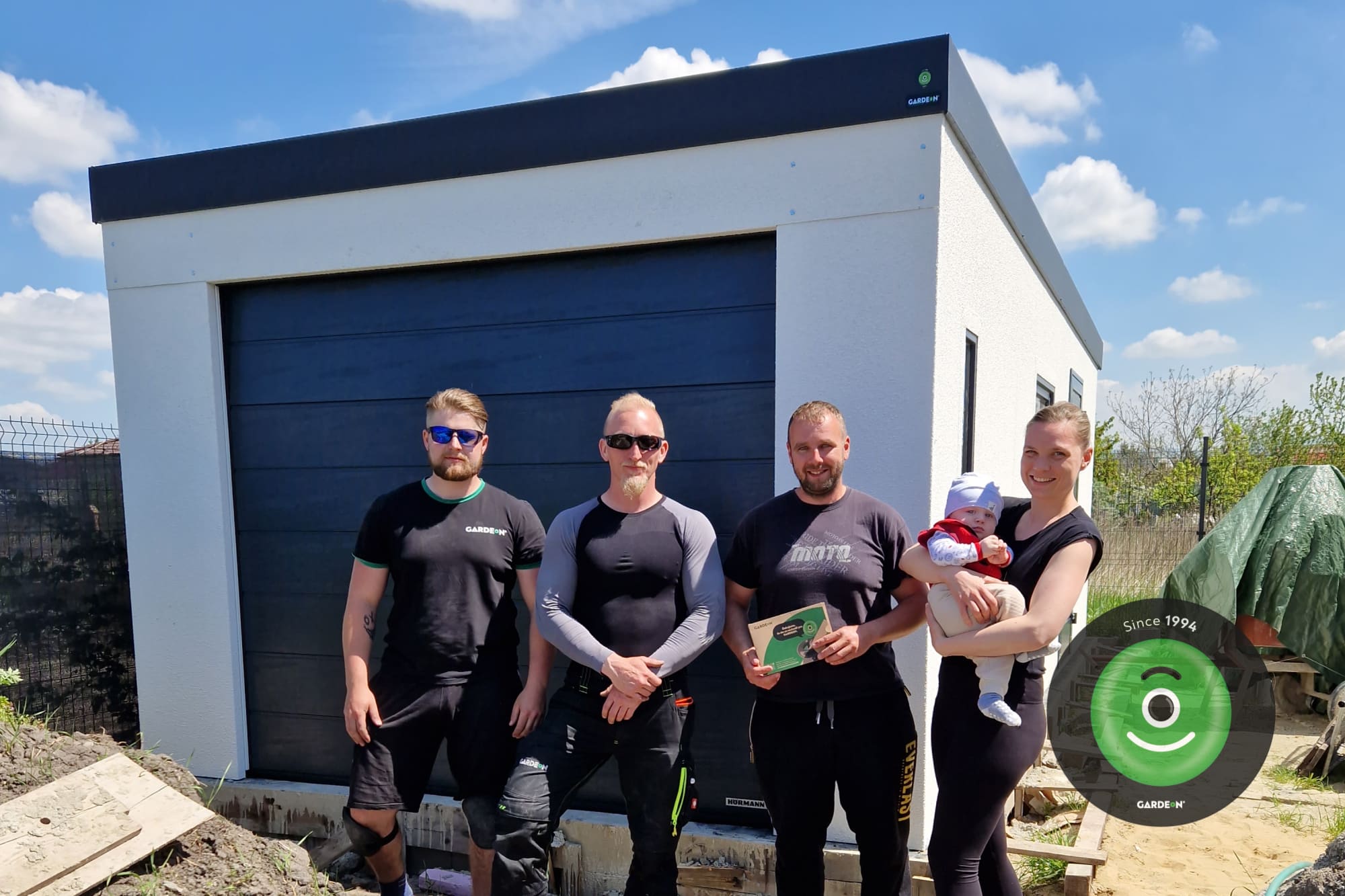 GARDEON spokojený zákazníci s montážníky u garáže