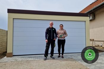 GARDEON spokojený zákazník s montážníkem u garáže